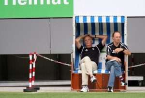 Volker Finke panchina sdraio (© _georgebala via X)