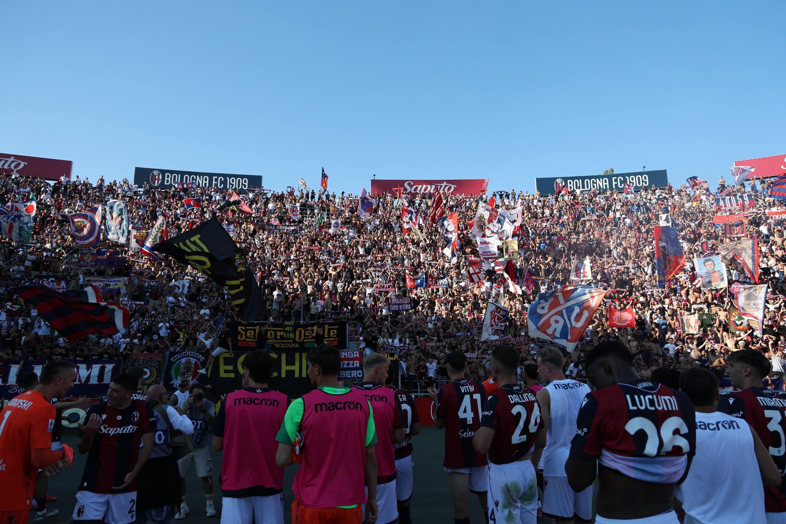 Il Bologna sotto la Curva (© Bologna FC 1909)