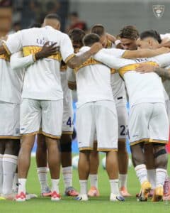 Il Lecce nel riscaldamento di Milan-Lecce di Coppa Italia (© US Lecce)