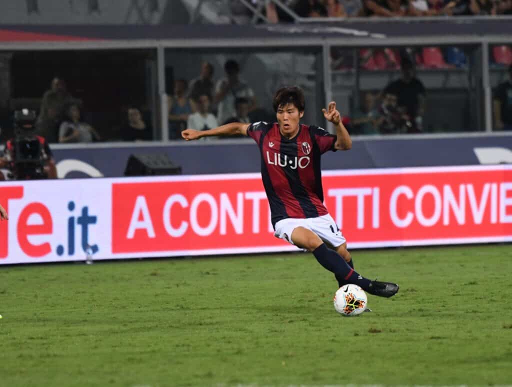 Takehiro Tomiyasu in azione con la maglia del Bologna (© Bologna FC 1909)