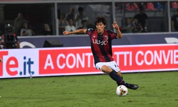 Takehiro Tomiyasu in azione con la maglia del Bologna (© Bologna FC 1909)