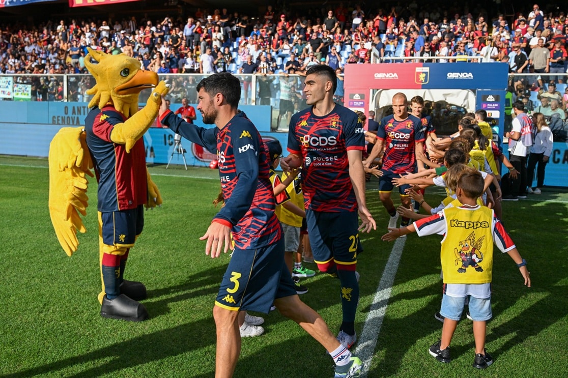 L’ingresso in campo dei giocatori del Genoa (© Genoa CFC 1893)