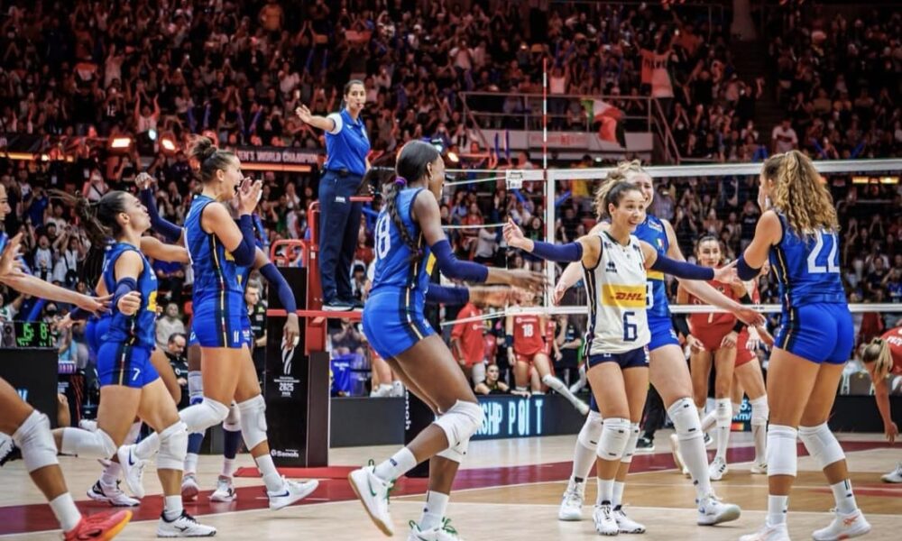 Gaia Giovannini insieme all'Italvolley femminile (©Federazione Italiana Pallavolo)