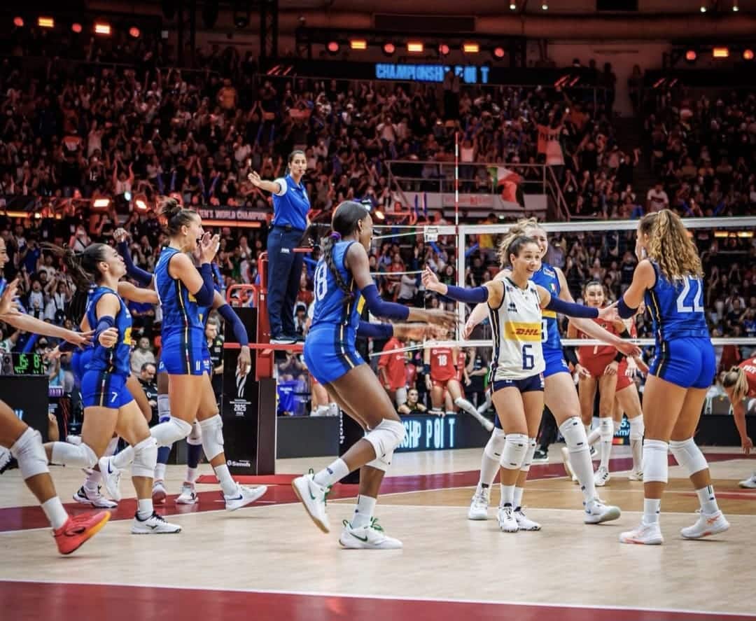 Gaia Giovannini insieme all'Italvolley femminile (©Federazione Italiana Pallavolo)