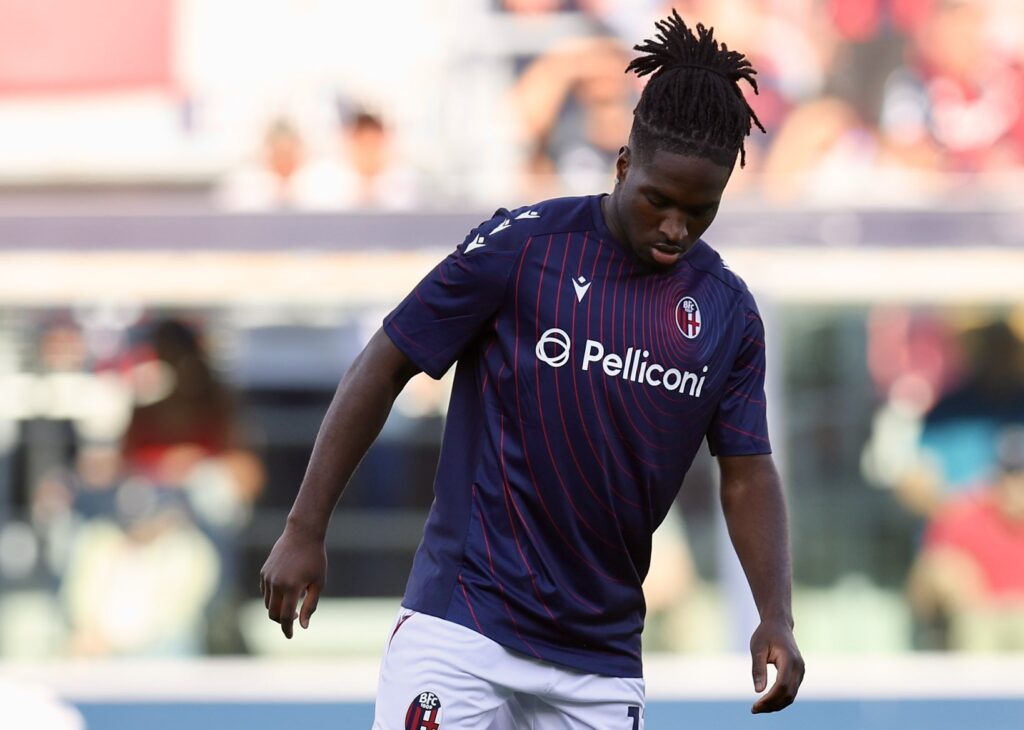 Jonathan Rowe, nel riscaldamento di Bologna-Como (Bologna FC 1909) Rabiot