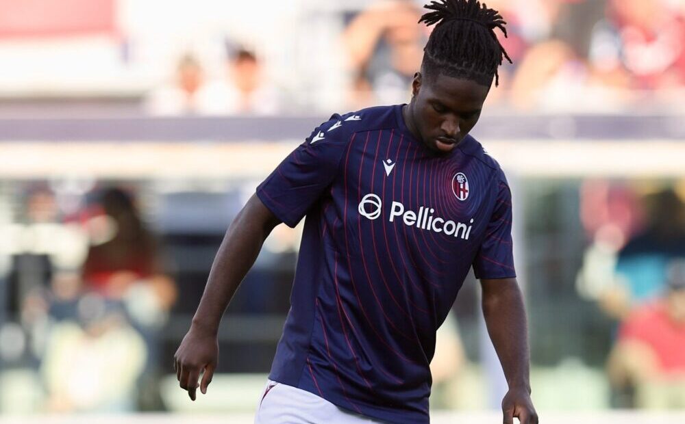 Jonathan Rowe, nel riscaldamento di Bologna-Como (Bologna FC 1909) Rabiot