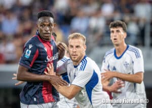 Jhon Lucumi durante Bologna-Como (1-0)