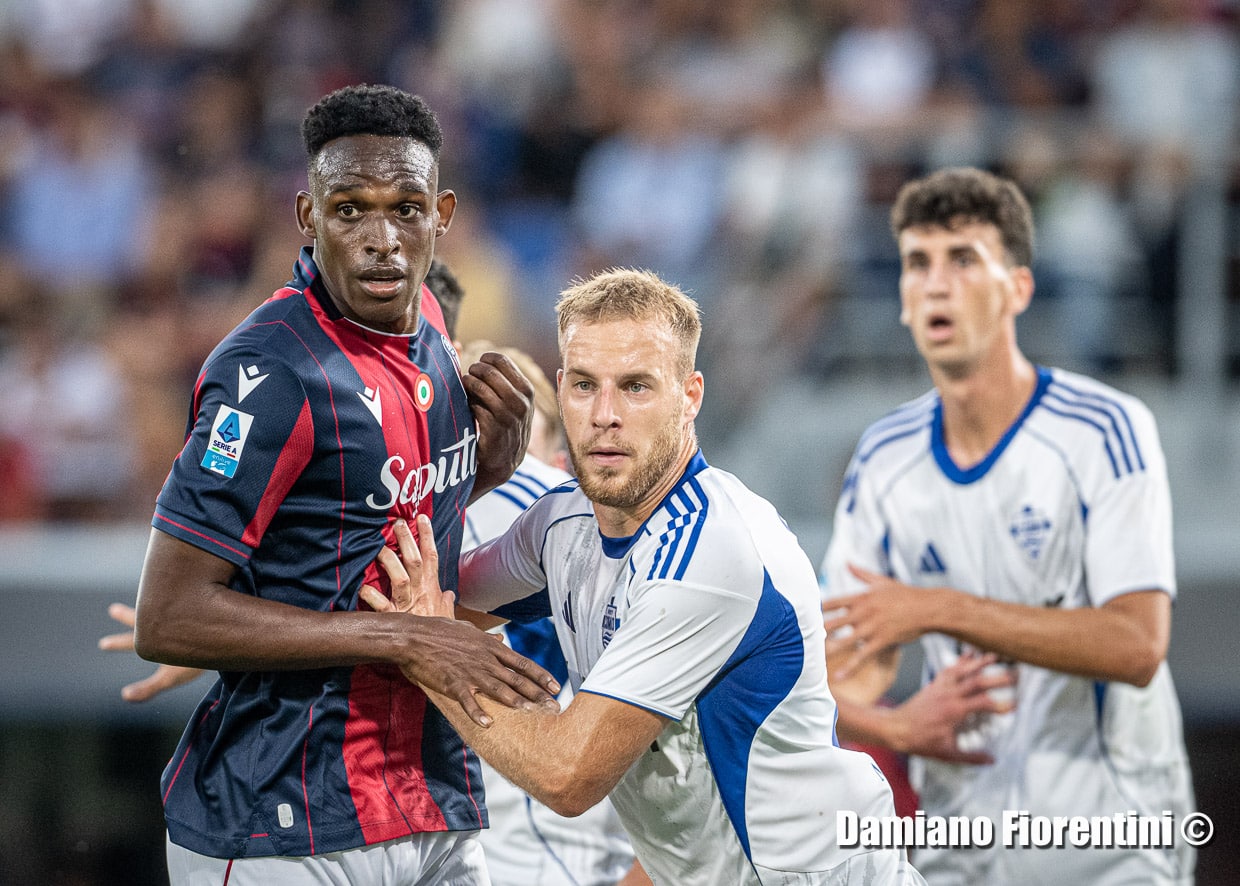 Jhon Lucumi durante Bologna-Como (1-0)