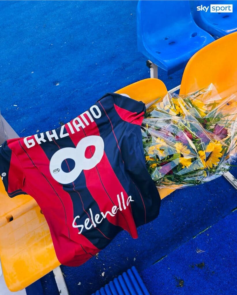 L'omaggio della società rossoblù a Graziano Fiorita prima di Lecce-Bologna (© Sky Sport)
