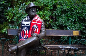 The statue of Lucio Dalla with a Bologna FC scarf in Piazza Cavour (© Ilaria Matteuzzi - 1000cuorirossoblù)