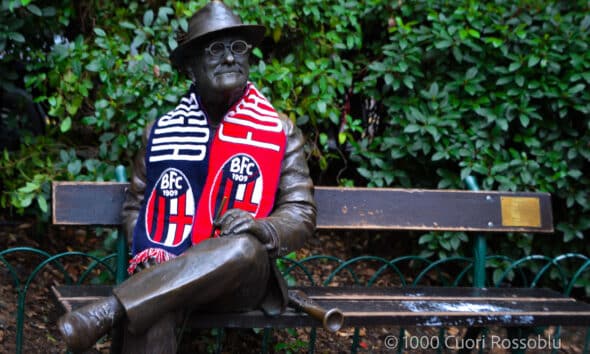 The statue of Lucio Dalla with a Bologna FC scarf in Piazza Cavour (© Ilaria Matteuzzi - 1000cuorirossoblù)