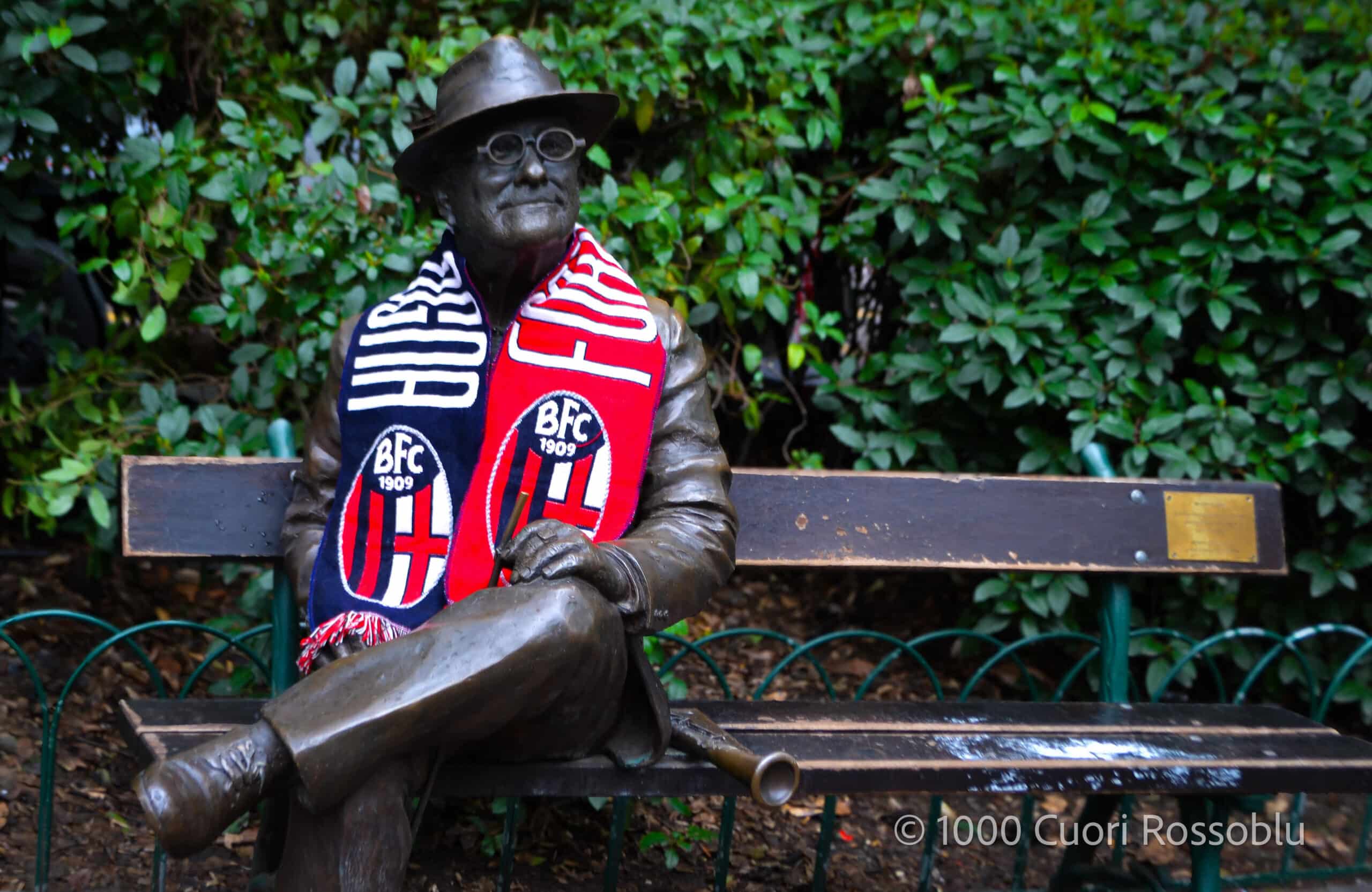 The statue of Lucio Dalla with a Bologna FC scarf in Piazza Cavour (© Ilaria Matteuzzi - 1000cuorirossoblù)