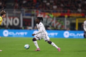 Jonathan Rowe all'esordio in Rossoblù durante Milan-Bologna (©Bologna FC 1909)