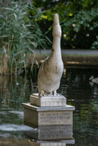 Monumento a Der Erpel nello Stadtgartensee ©FWTM- Spiegelhalter)