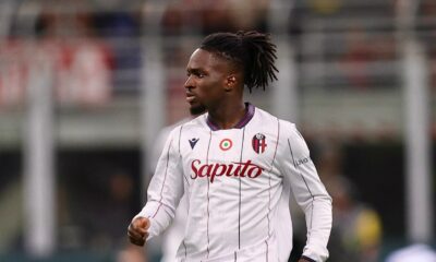 Jonathan Rowe all'esordio in Rossoblù durante Milan-Bologna (©Bologna FC 1909)