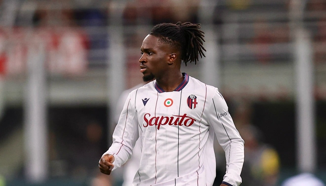 Jonathan Rowe all'esordio in Rossoblù durante Milan-Bologna (©Bologna FC 1909)