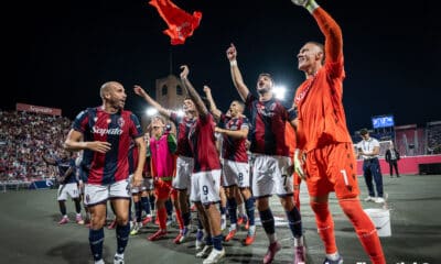 I giocatori rossoblù sotto la curva al Dall'Ara dopo Bologna-Como
