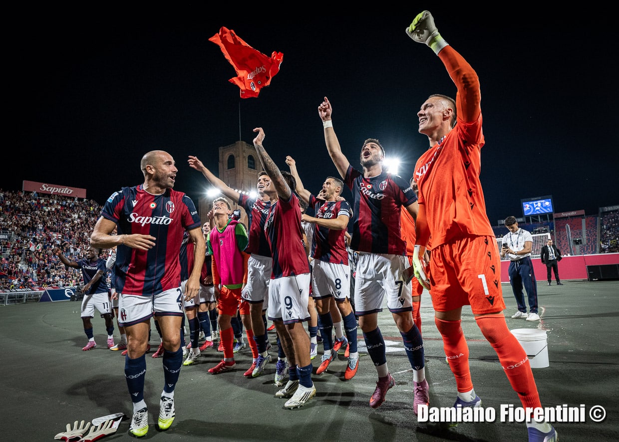 I giocatori rossoblù sotto la curva al Dall'Ara dopo Bologna-Como