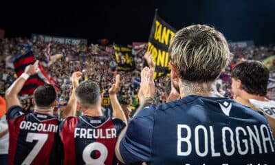 I giocatori rossoblù sotto la curva dopo Bologna-Como (1-0)