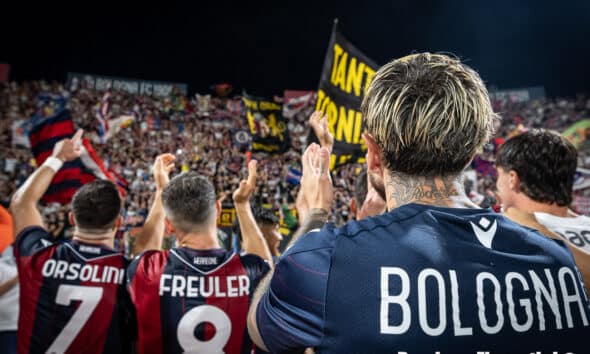 I giocatori rossoblù sotto la curva dopo Bologna-Como (1-0)