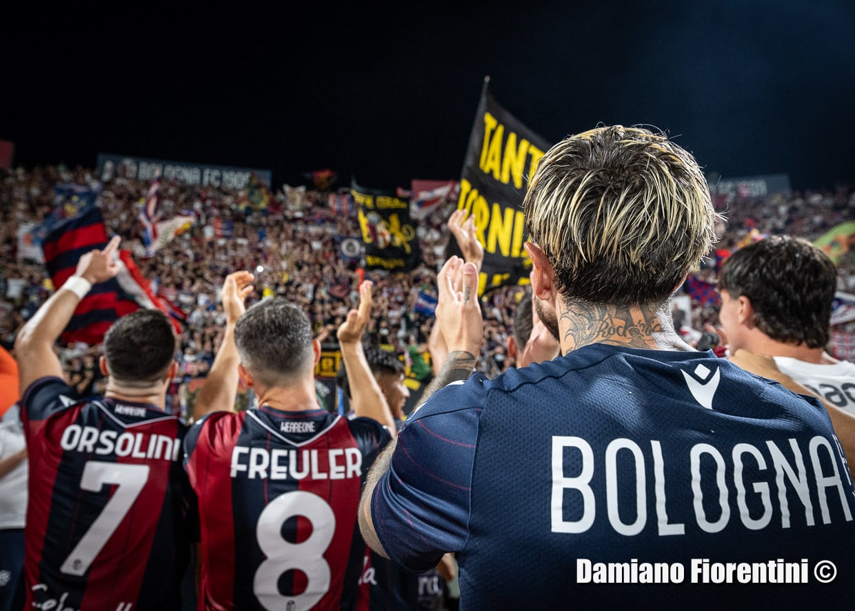 I giocatori rossoblù sotto la curva dopo Bologna-Como (1-0)