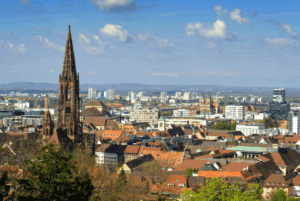 Vista del centro di Friburgo con la torre della Cattedrale di Nostra Signora (© Schlossberg Bahn)