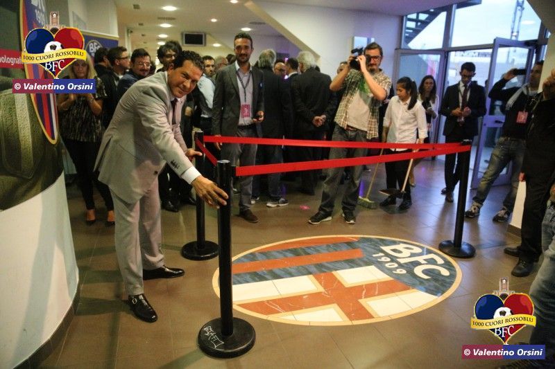 Tacopina recinta logo del Bologna in una foto del 2014