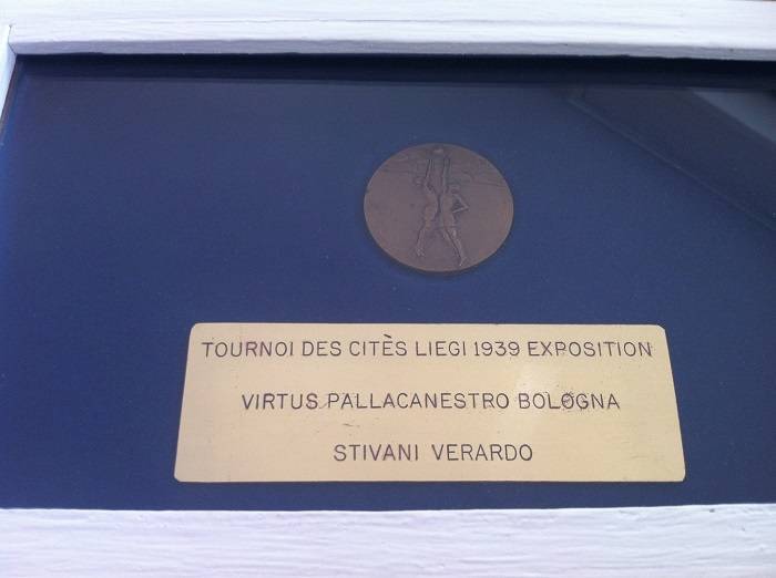 Virtus Pallacanestro Undicesima puntata. Medaglia vinta da Verardo Stivani al Torneo dell'Eau a Liegi nel 1939, in cui la Virtus si classificò seconda