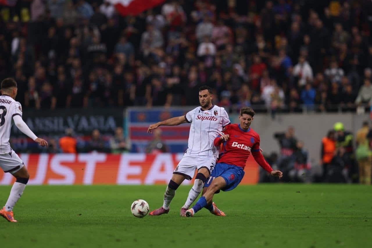 Charalampos Lykogiannis durante la partita in Europa League con la FCSB (© Bologna FC 1909)