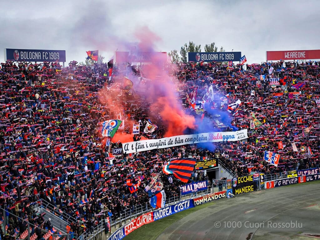 Lo striscione della Curva Andrea Costa per il 116° compleanno del Bologna, prima di Bologna-Pisa (© Eugenio Fontana - 1000 Cuori Rossoblù)