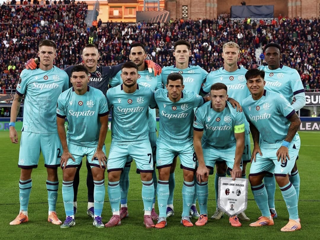 L'undici iniziale per Bologna-Friburgo, con i calciatori che indossano la terza maglia (©Bologna FC 1909)