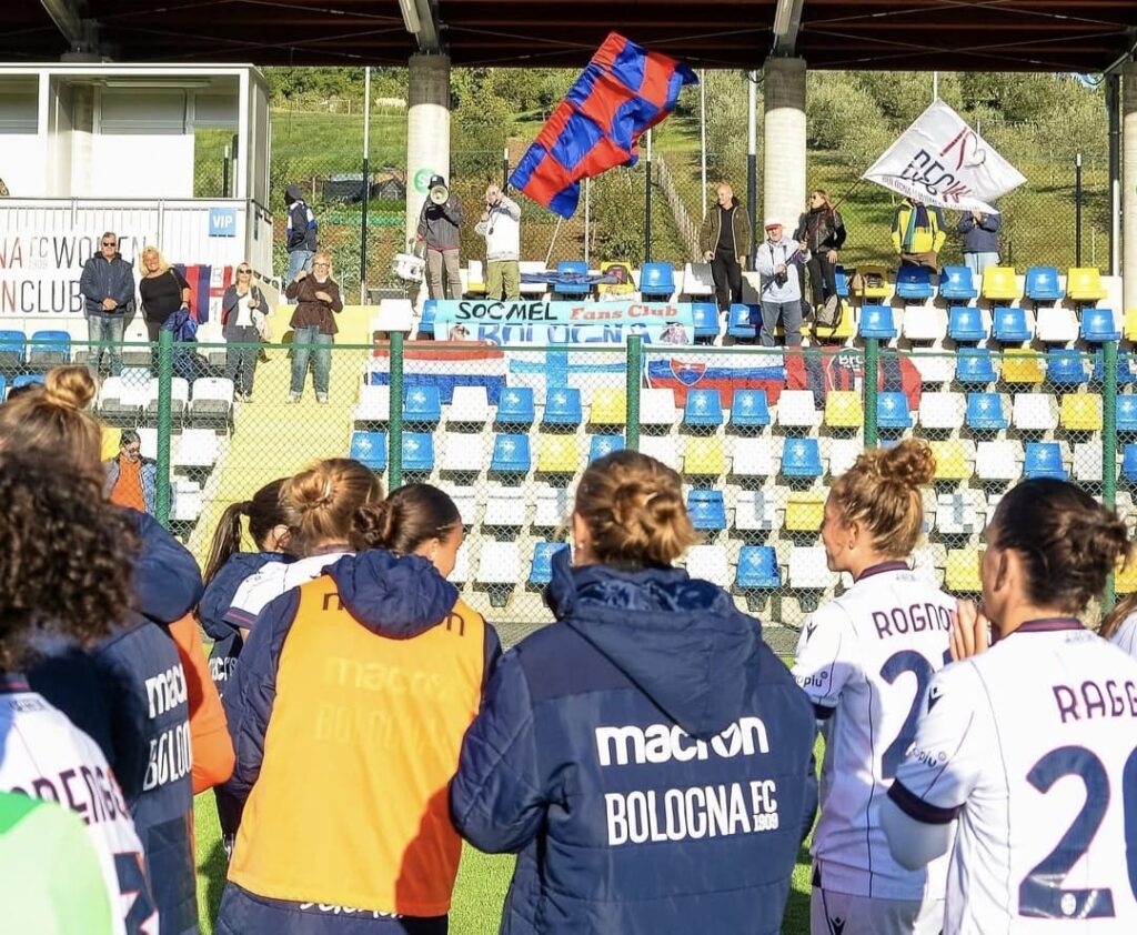Il Bologna femminile davanti al proprio pubblico (©Bologna FC 1909)