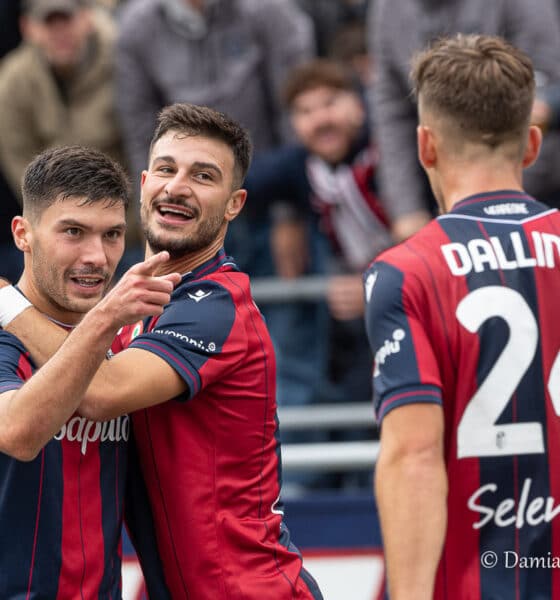 Gioia sotto la curva rossoblù (@Damiano Fiorentini)