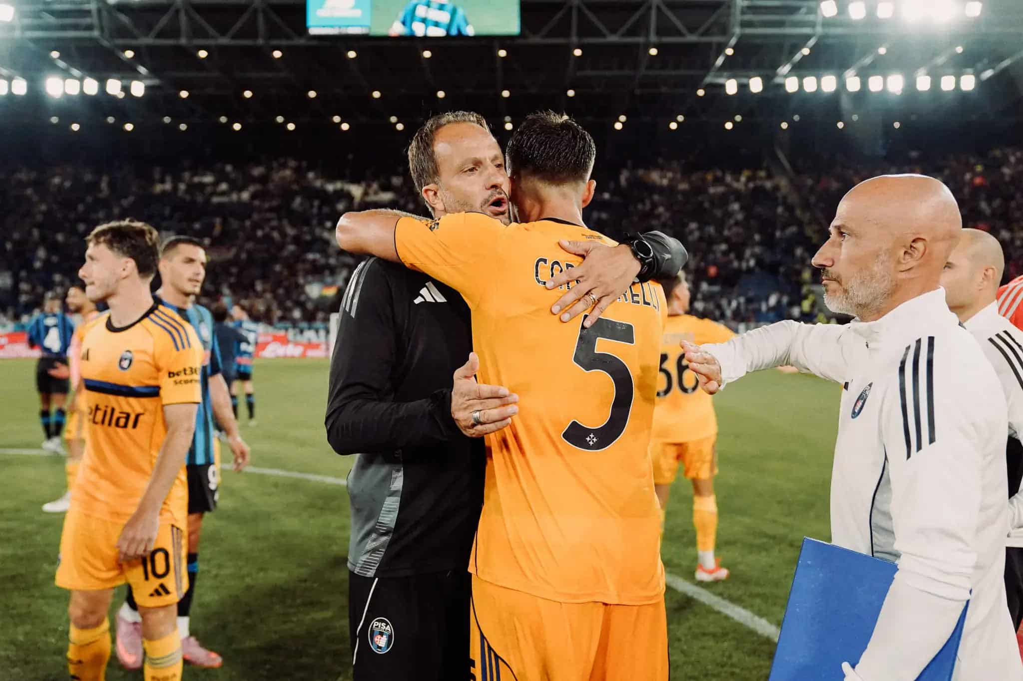 Alberto Gilardino abbraccia Simone Canestrelli (© Pisa SC)