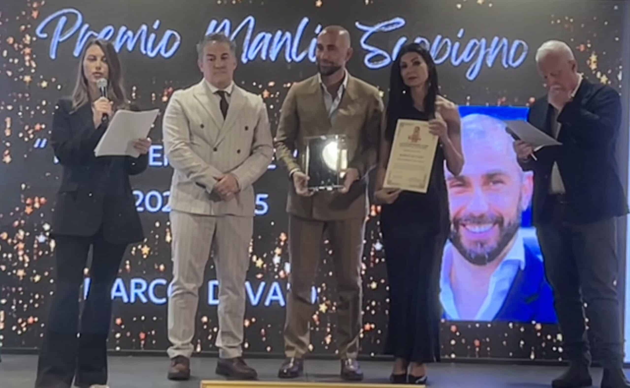 Marco Di Vaio riceve il Premio Manlio Scopigno (© Bologna FC 1909)