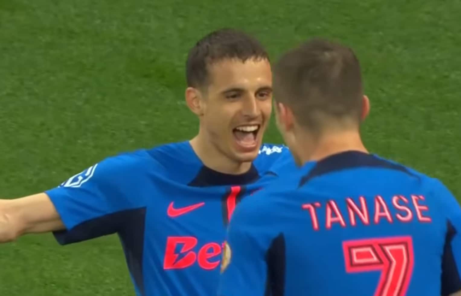 Juri Cisotti esulta col compagno Tanase della Steaua Bucarest