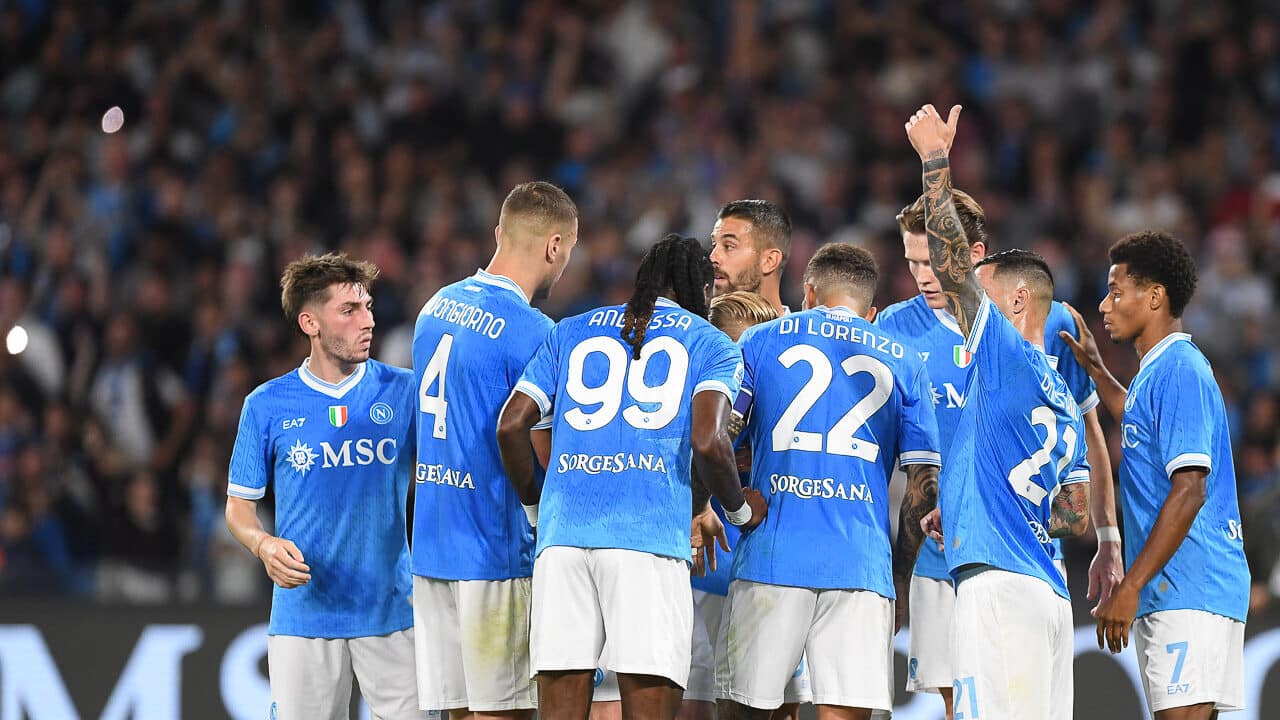 Il momento in cui De Bruyne si fa male i compagni del Napoli chiamano i sanitari (© SSC Napoli