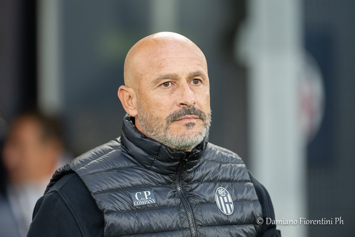 Vincenzo Italiano, durante Bologna-Friburgo di Europa League, assente a Bucarest: se salta col Brannn saranno 5 le assenze(@Damiano Fiorentini)