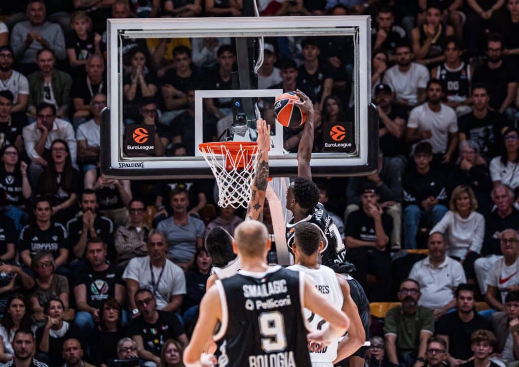 Niang schiacciata su Deck