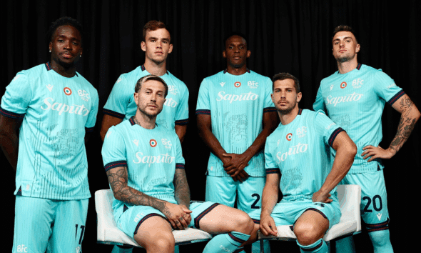 La terza maglia del Bologna Timeless Glow in collaborazione con Macron (© Bologna FC 1909)