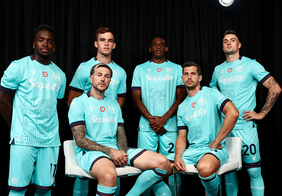 La terza maglia del Bologna Timeless Glow in collaborazione con Macron (© Bologna FC 1909)