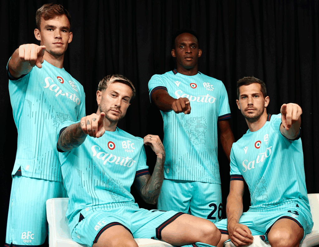 La terza maglia del Bologna Timeless Glow in collaborazione con Macron (© Bologna FC 1909)