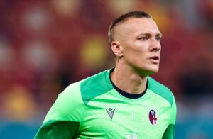 Lukasz Skorupski nel riscaldamento pre FCSB-Bologna (© Bologna FC 1909 via Facebook)