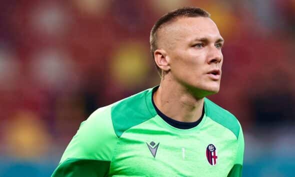 Lukasz Skorupski nel riscaldamento pre FCSB-Bologna (© Bologna FC 1909 via Facebook)