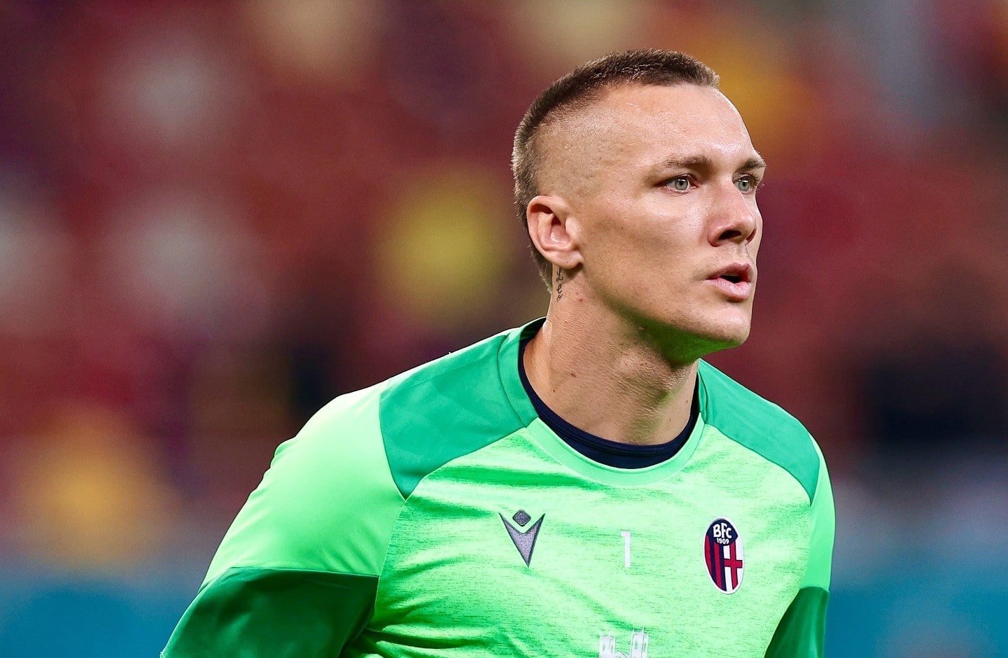 Lukasz Skorupski nel riscaldamento pre FCSB-Bologna (© Bologna FC 1909 via Facebook)