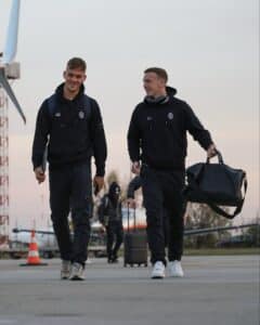 Thjis Dallinga e Lewis Ferguson in partenza per Bucarest (© Bologna FC)