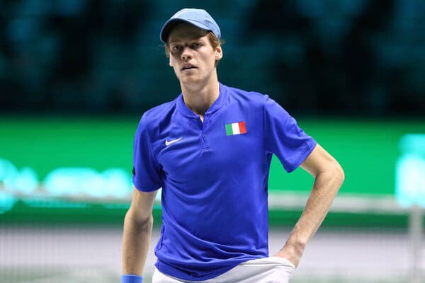 Jannik Sinner con la maglia dell'Italia(© depositphotos)