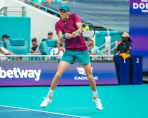Jannik Sinner colpisce un rovescio a Miami (© depositphotos)