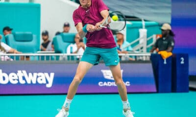 Jannik Sinner colpisce un rovescio a Miami (© depositphotos)