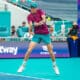 Jannik Sinner colpisce un rovescio a Miami (© depositphotos)